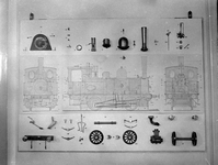 834989 Afbeelding van een tekening en onderdelen van een model van een stoomlocomotief uit de serie 6900 van de N.S. in ...